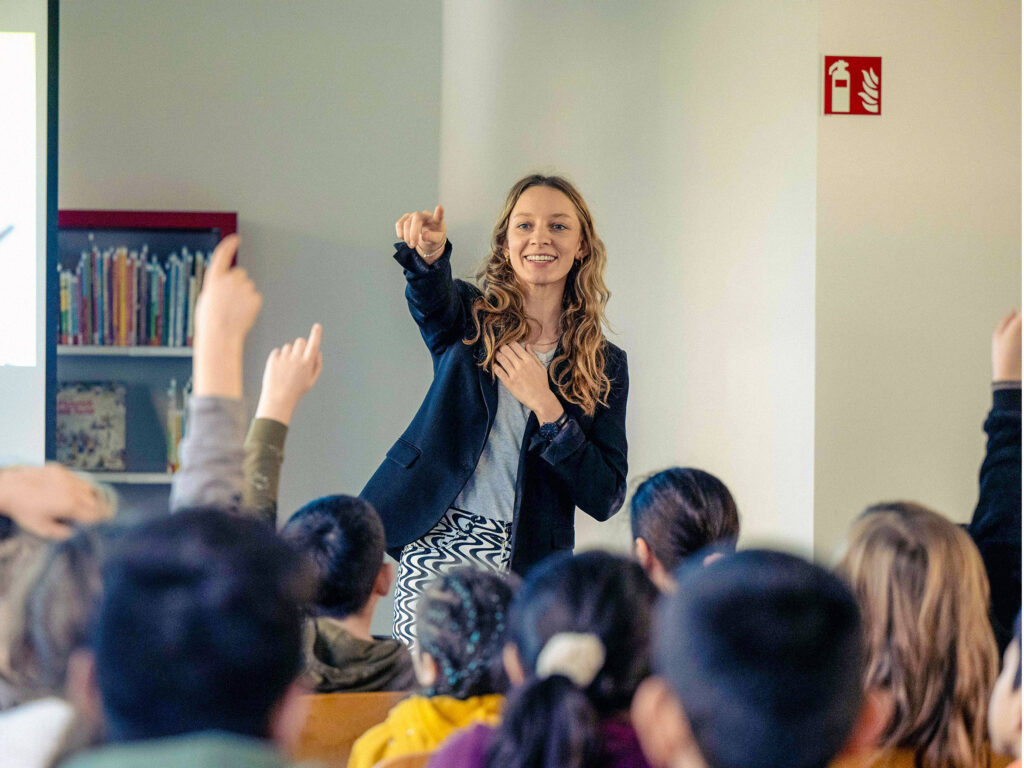 Die Autorin Amelie Hartung im Rahmen des Formats EWE Stiftung unterwegs