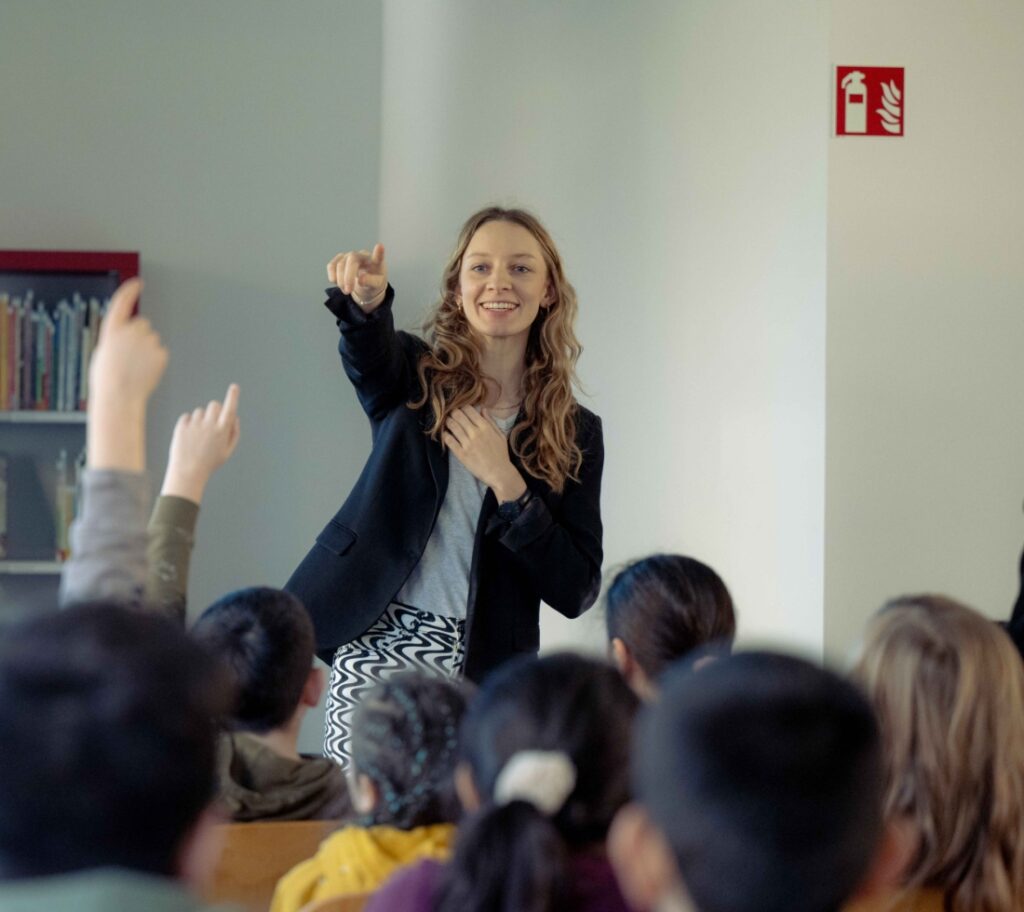 Die Autorin Amelie Hartung im Rahmen des Formats EWE Stiftung unterwegs