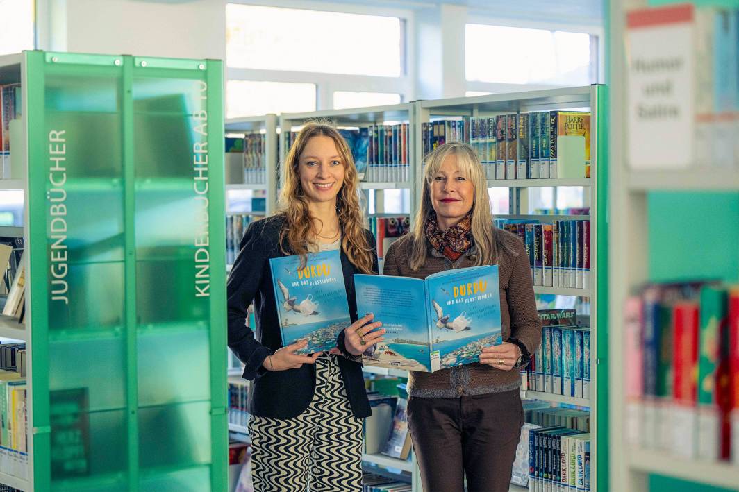 Die Autorin Amelie Hartung und Dr. Stefanie Abke im Rahmen des Formats EWE Stiftung unterwegs