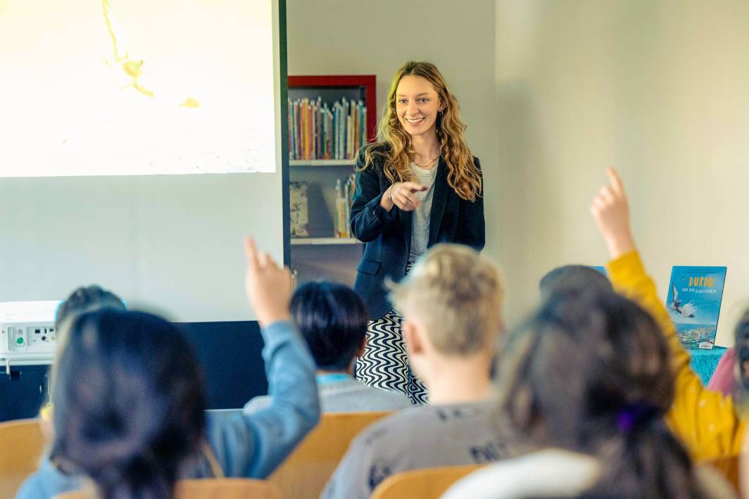 Die Autorin Amelie Hartung im Rahmen des Formats EWE Stiftung unterwegs