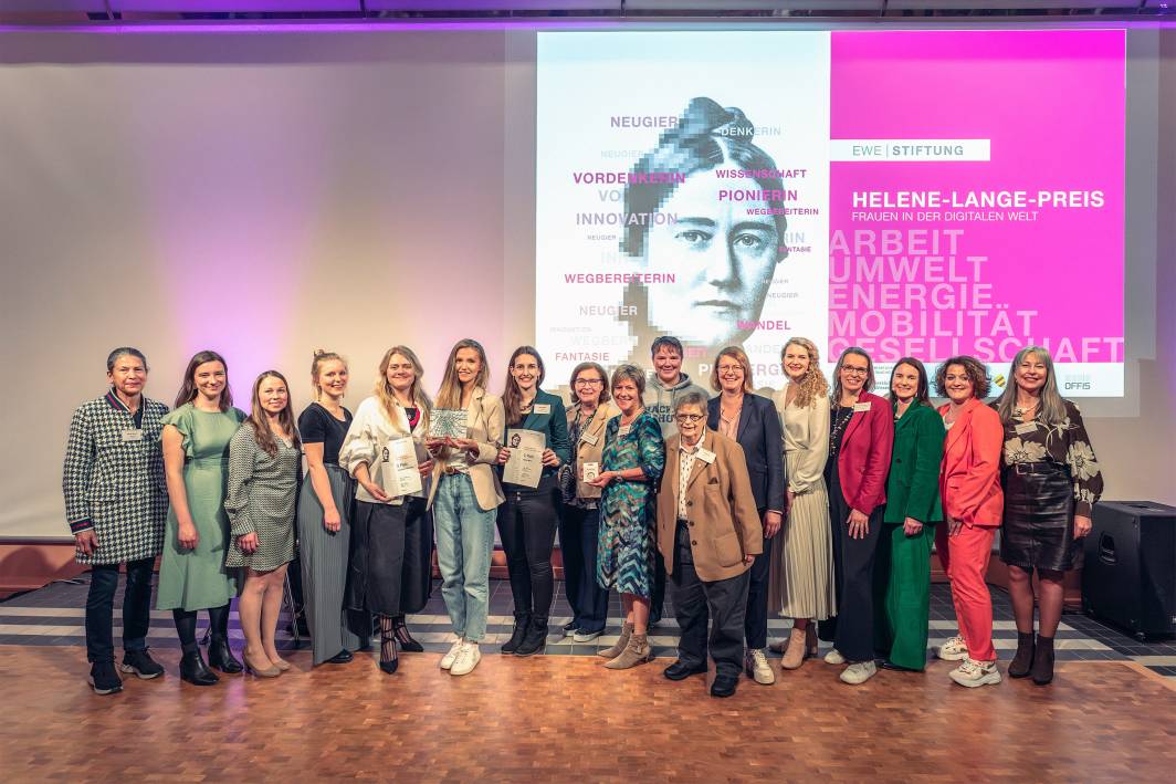 Gruppenbild mit der Preisträgerin bei der Preisverleihung des Helene-Lange-Preises