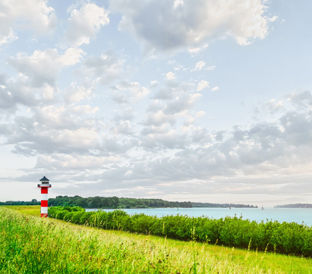 Eine norddeutsche Küstenlandschaft mit einem Leuchtturm