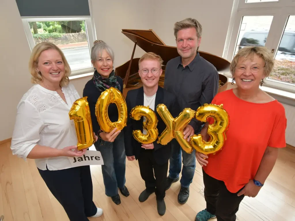 Freuen sich über zehn Jahre 3x3-Konzerte: v.l. Birgit Woletz (OLB-Stiftung), Dr. Stefanie Abke (EWE Stiftung), Kantor Michael Huss, Oliver Behneke (Kulturmanager Haus Müller) und Dr. Renate Richter (Verein Rathauskonzerte)