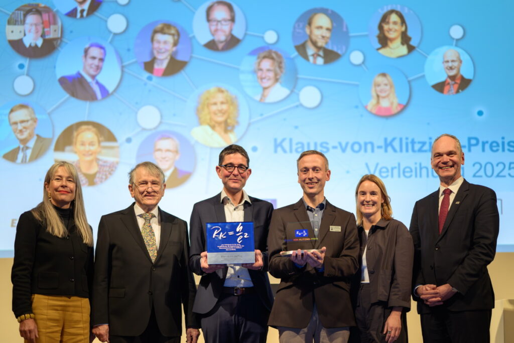 v.l.: Dr. Stefanie Abke (geschäftsführendes Vorstandsmitglied der EWE Stiftung), Prof. Klaus von Klitzing (Nobelpreisträger und Namensgeber des Preises), Tobias Beck (Klaus-von-Klitzing-Preisträger 2025), Sebastian Schneemelcher (Sonderpreis für Grundschullehrkräfte), Vera Weidemann (Vorstandsvorsitzende der EWE Stiftung), Prof. Ralph Bruder (Präsident der Carl von Ossietzky Universität Oldenburg). Foto. Mohssen Assanimoghaddam