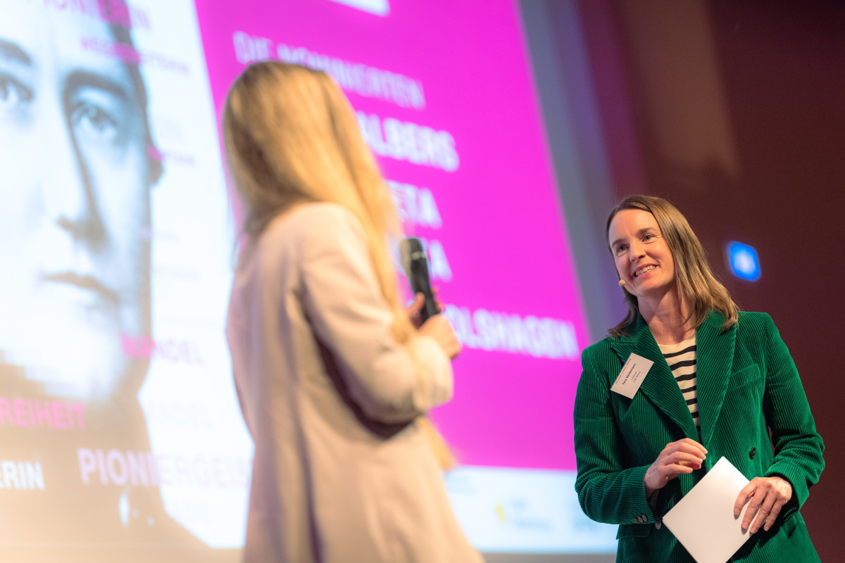 Vera Weidemann, Vorstandsvorsitzende der EWE Stiftung im Gespräch mit Sandra Drolshagen, Preisträgerin von 2024