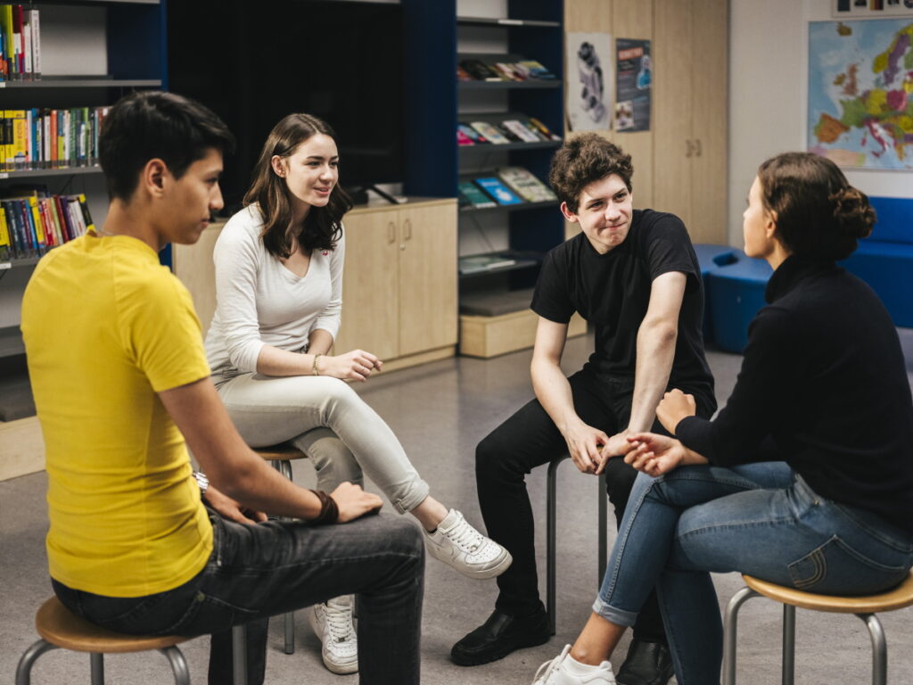 Jugendliche debattieren im Rahmen des Formats Jugend debattiert