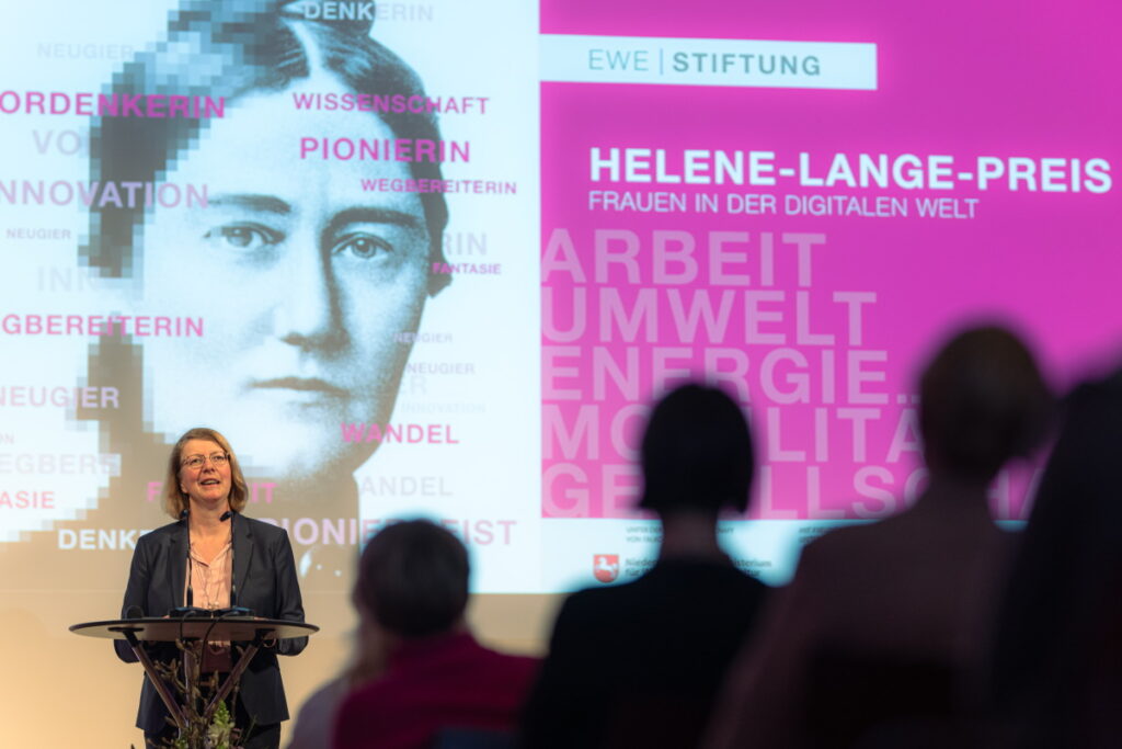 Prof. Dr. Susanne Boll im Vortrag bei der Preisverleihung 2024.