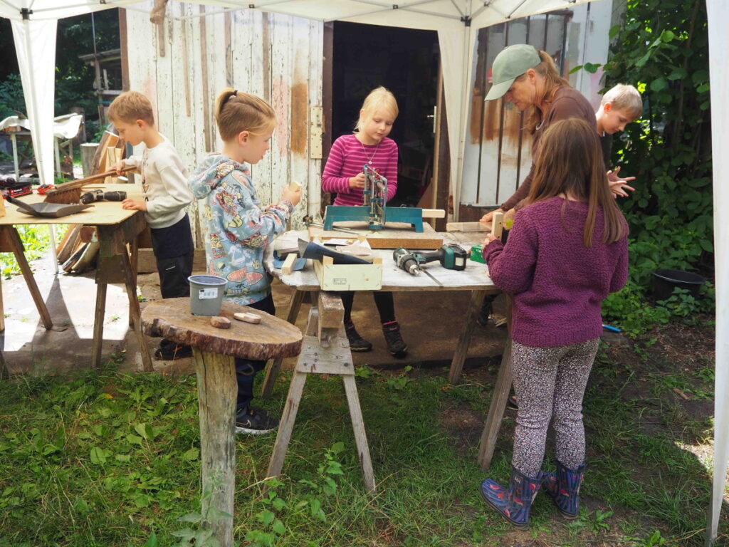 Kinder bauen und werken im Garten